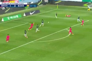 再下一城！玻利維亞后衛(wèi)解圍不及，曹圭成捅射破門