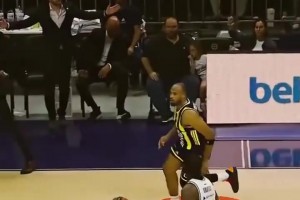 這就是摸頭殺嗎？湖人舊將霍頓塔克在歐洲上演摸頭隔扣！