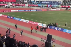 臥槽！9人涼山3-3遭樂山絕平，賽后涼山球員飛踹裁判