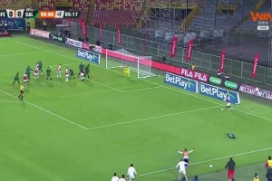 99%的球員都不會做的選擇！補時小角度挑射絕殺